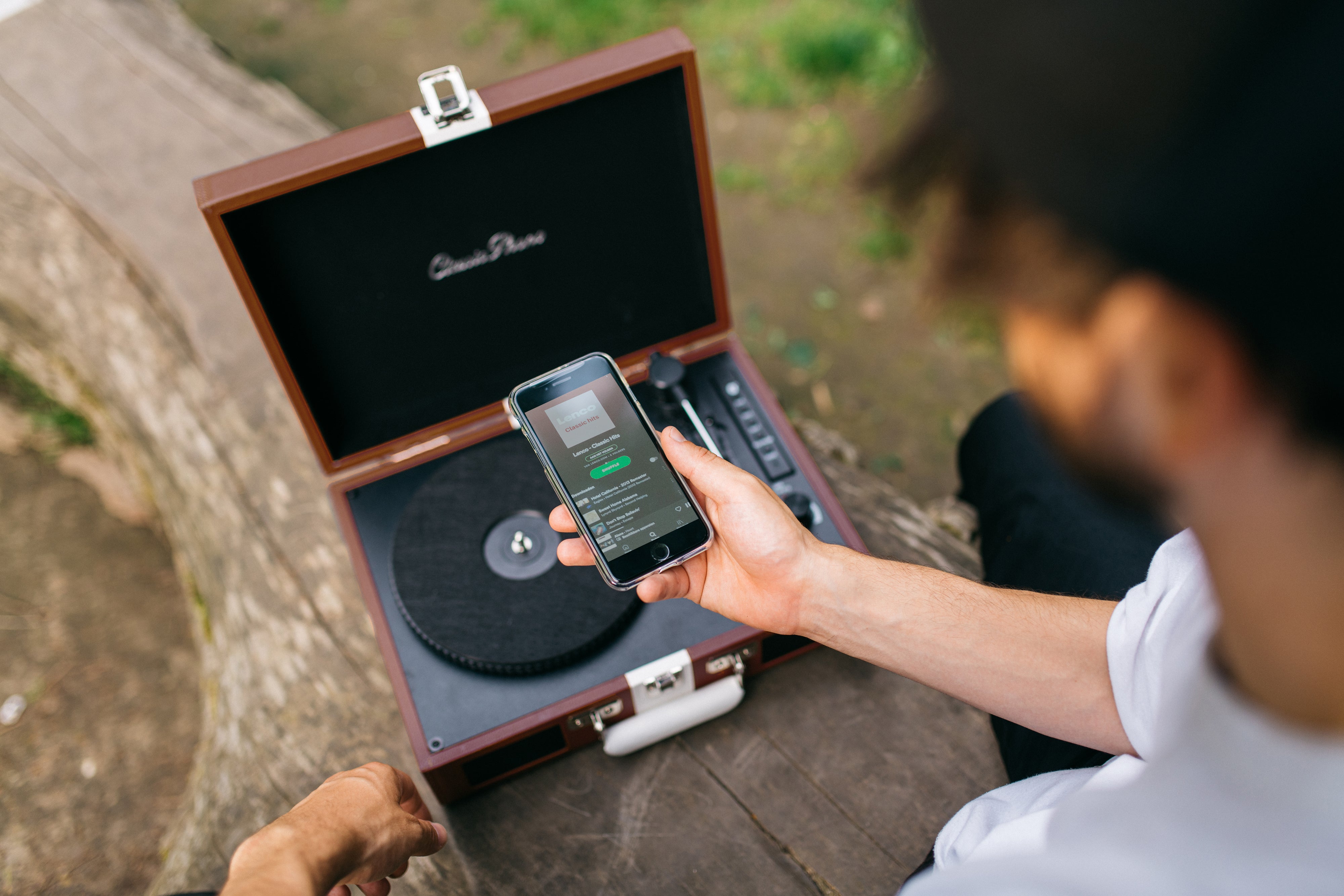 CLASSIC PHONO TT-120BNWH UK - Turntable with Bluetooth® reception and built-in speakers and rechargeable battery - Brown/White