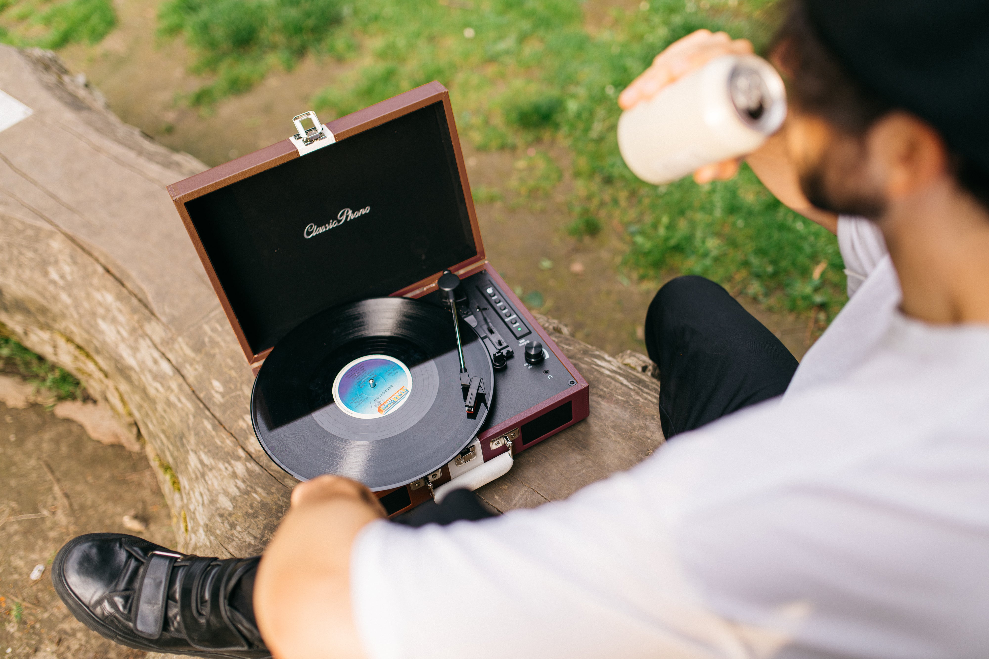 CLASSIC PHONO TT-120BNWH UK - Turntable with Bluetooth® reception and built-in speakers and rechargeable battery - Brown/White