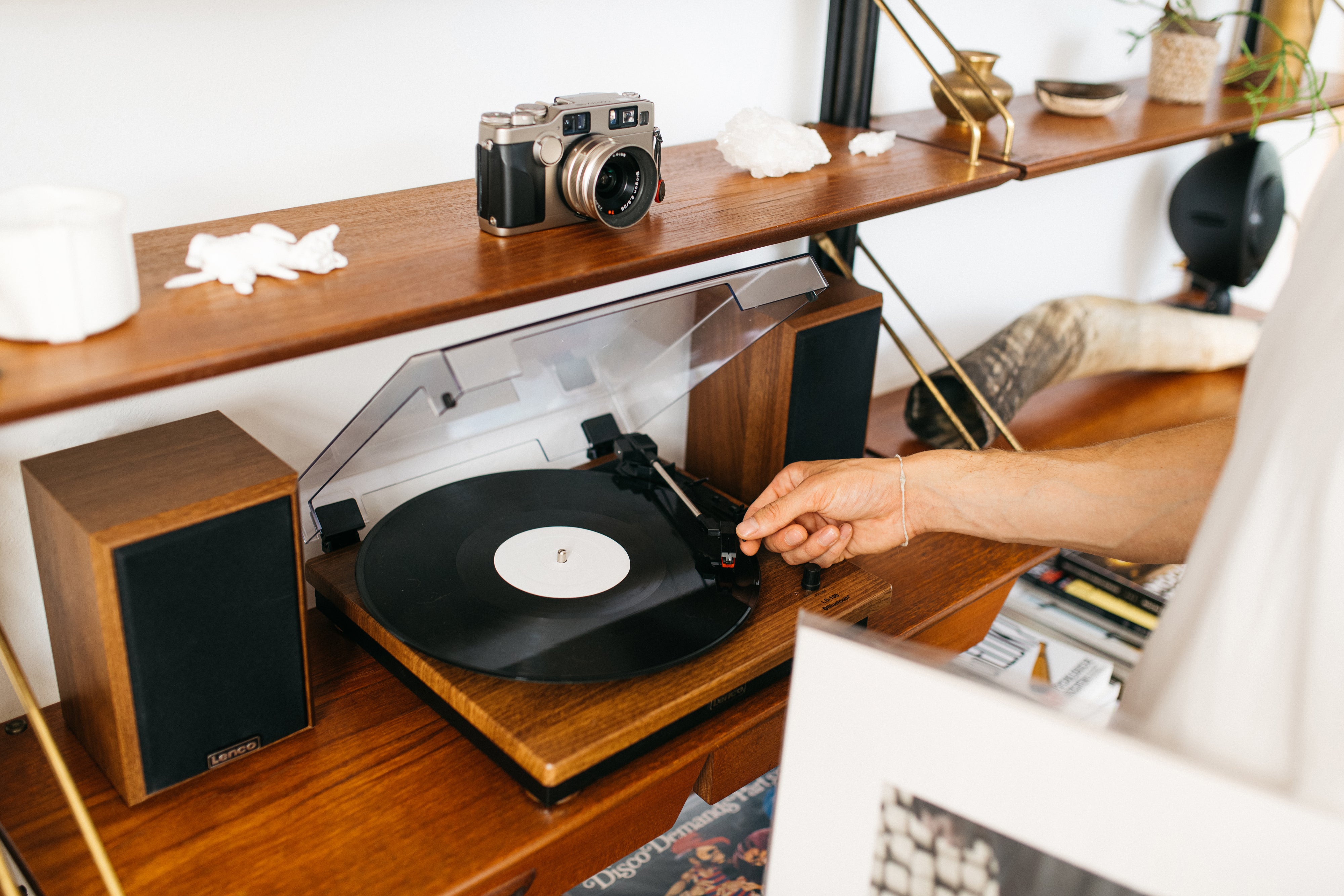 LENCO LS-100WD UK - Turntable with built-in speakers - Wood