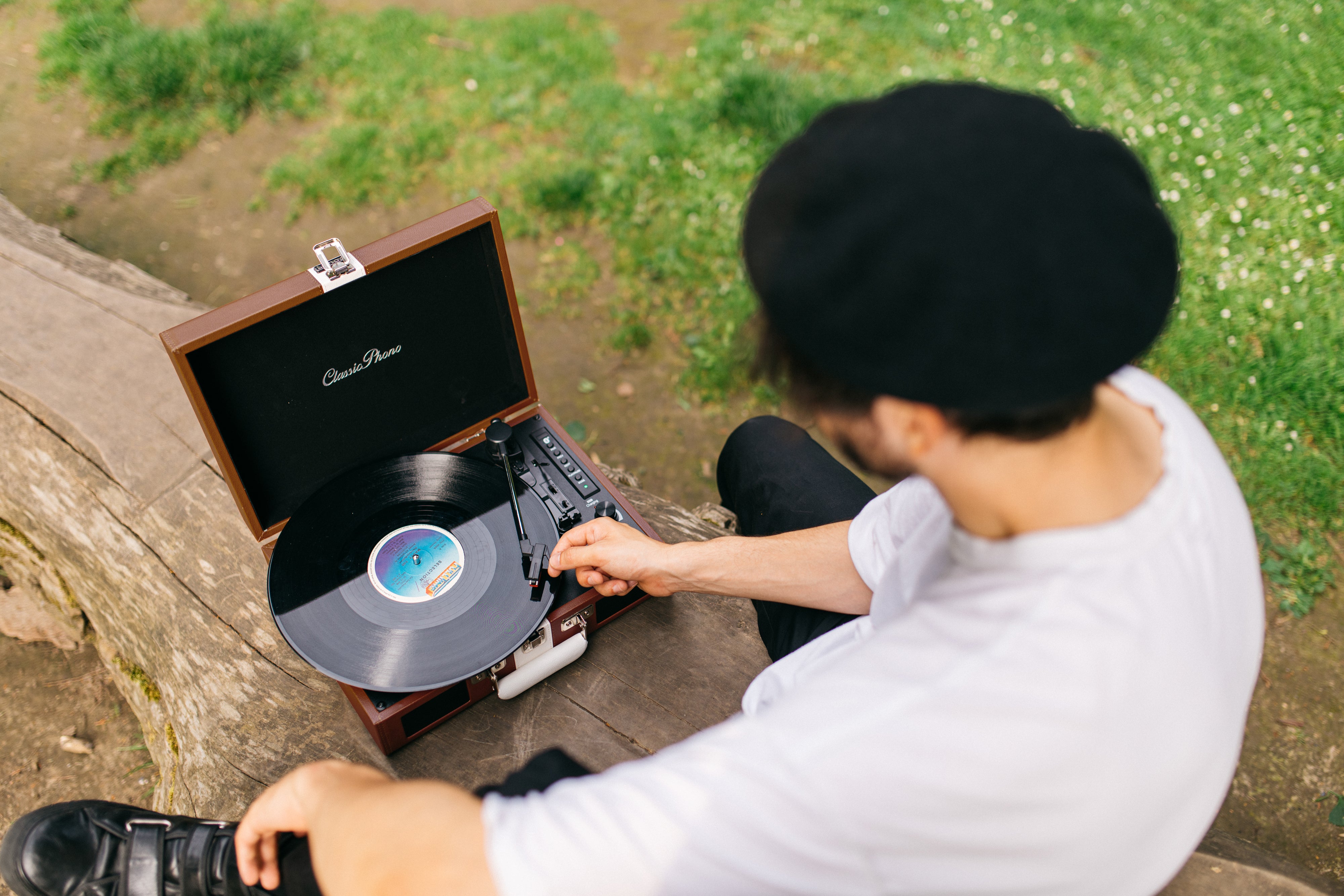 CLASSIC PHONO TT-120BNWH UK - Turntable with Bluetooth® reception and built-in speakers and rechargeable battery - Brown/White