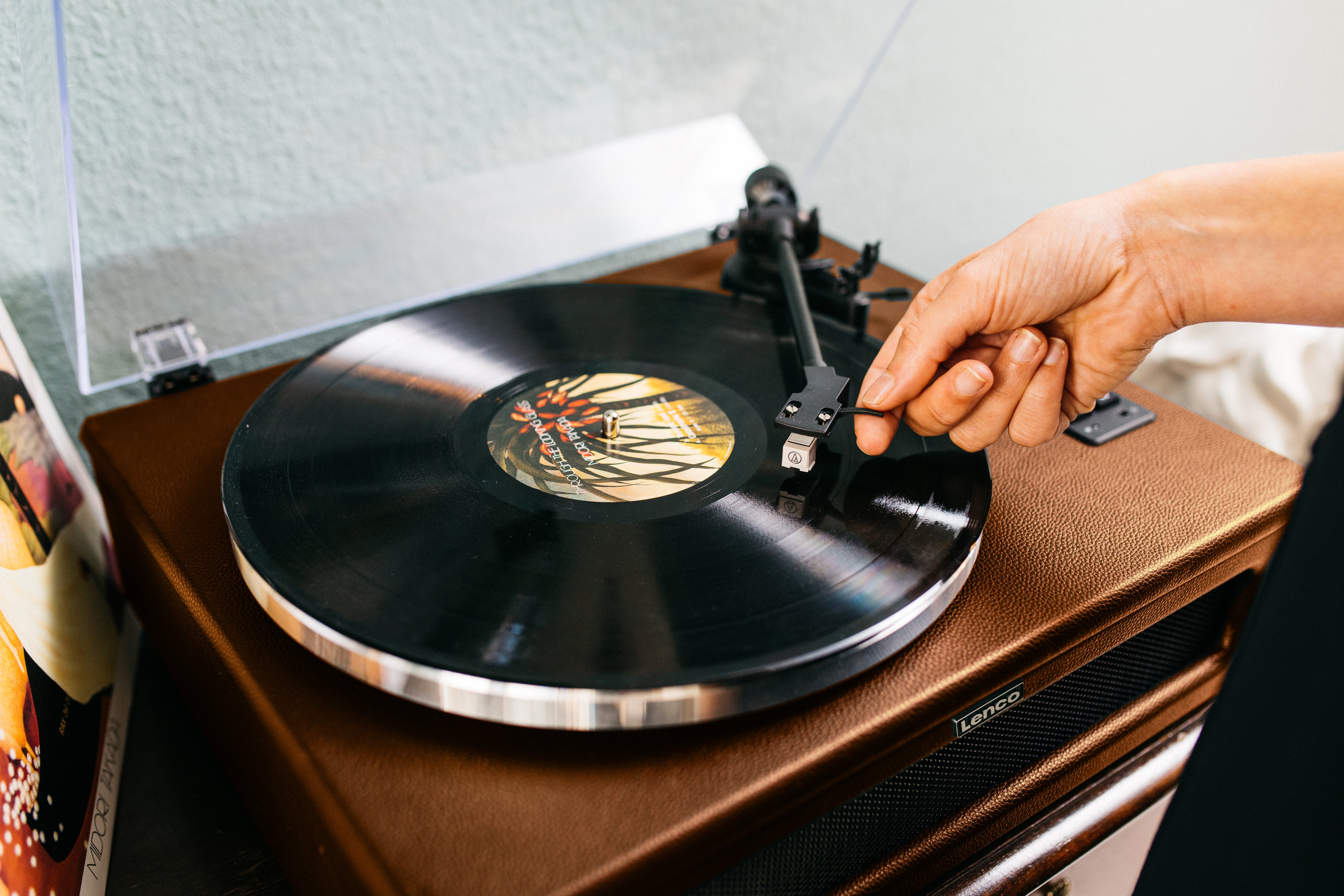 LENCO LS-430BN - Turntable with 4 built-in speakers - Brown
