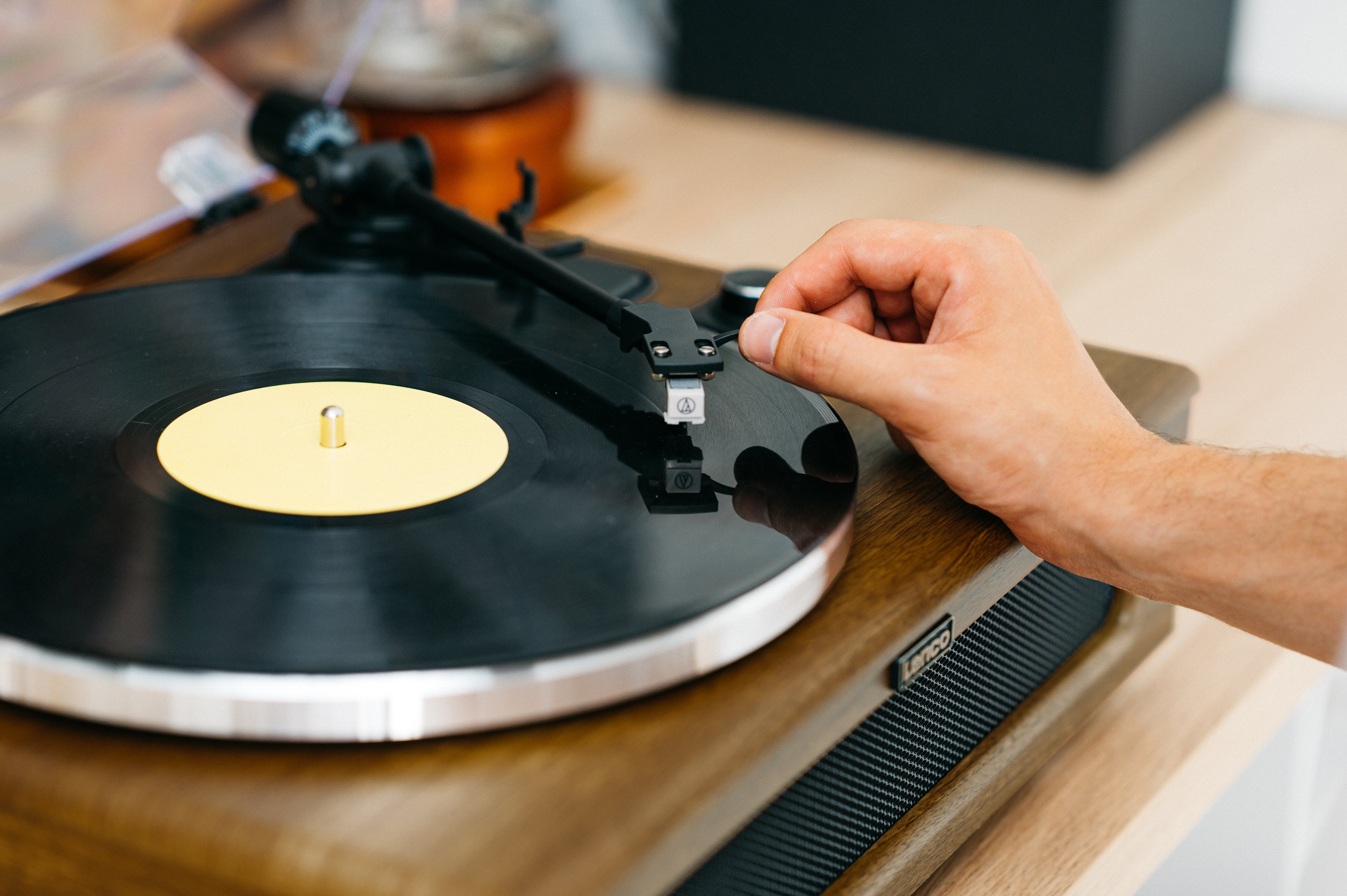 LENCO LS-410WA - Turntable with 4 built-in speakers - Wood