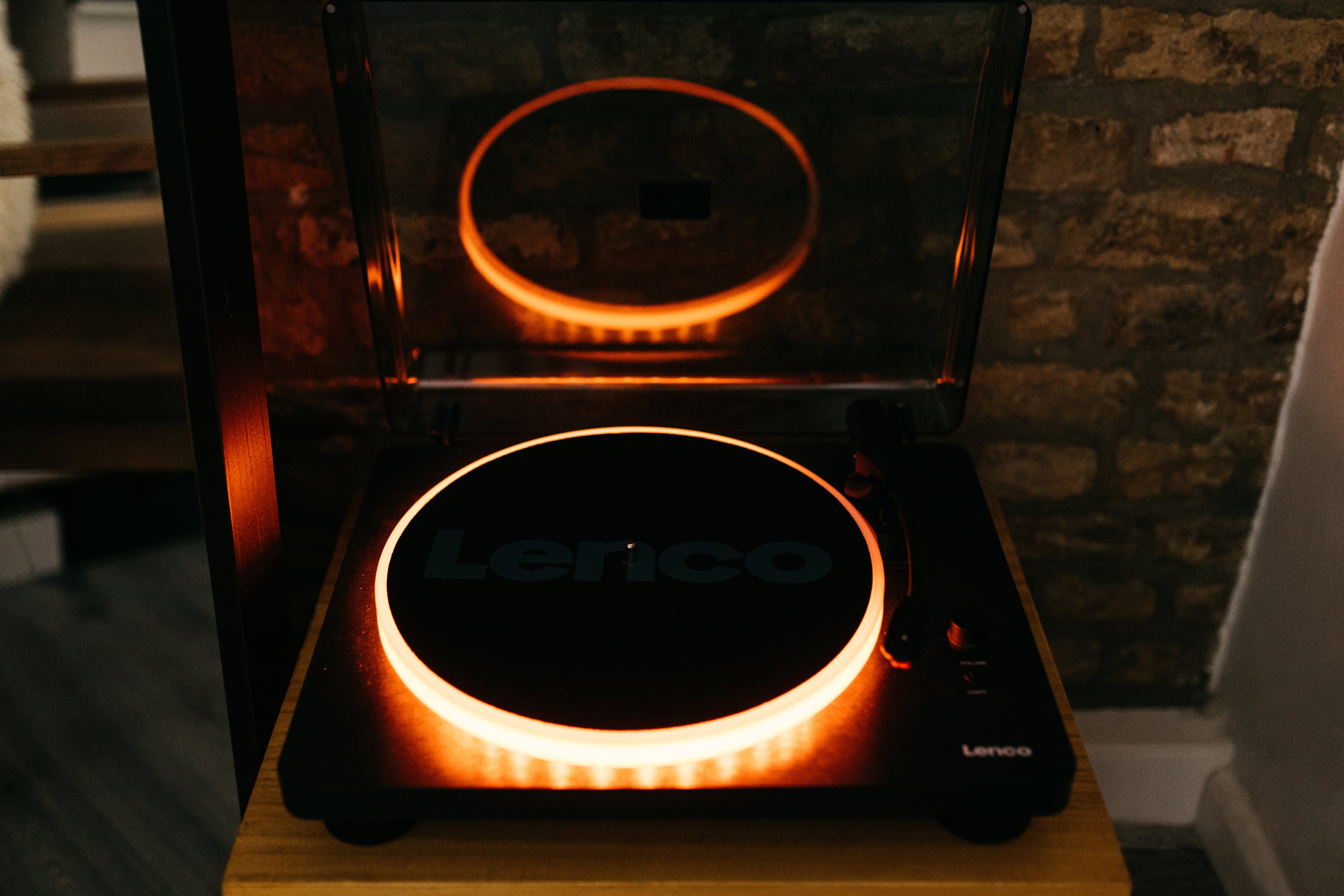 LENCO LS-50LEDBK UK - Turntable with PC encoding, speakers and lights