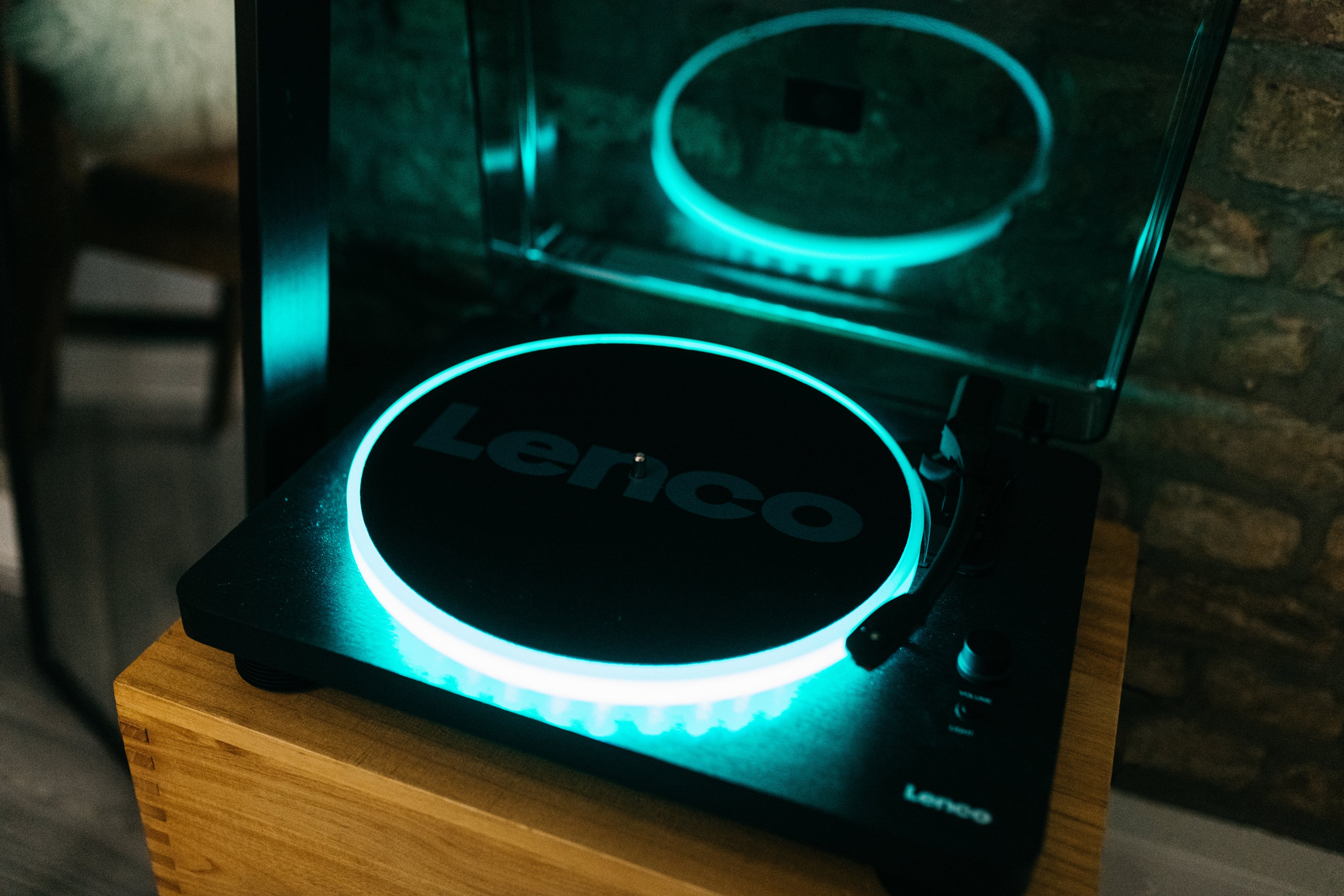LENCO Turntable with speakers LS-50LEDBK lights and encoding, UK PC -